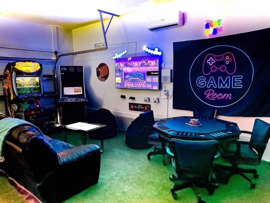 奥兰治比奇5 Star 4/3 sleeps 16 with Arcade GAME ROOM & POOL!的一间设有游戏室的房间,配有桌椅