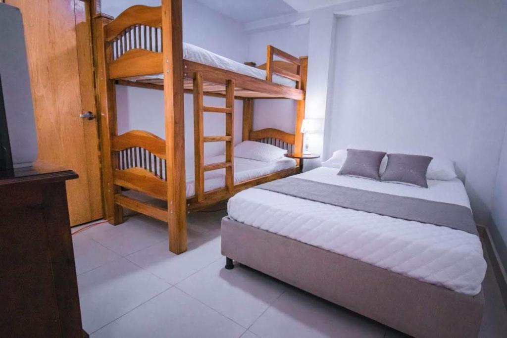 锡卡西亚CASA SANTA CIRCASIA的一间卧室配有两张双层床和电视
