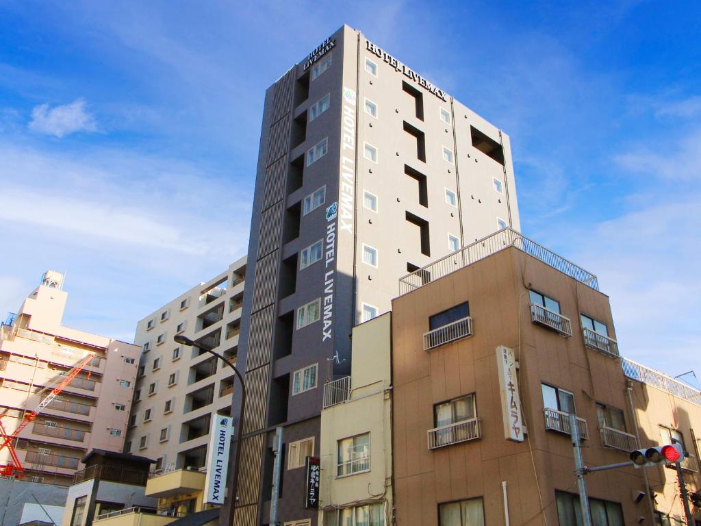 东京HOTEL LiVEMAX Asakusa Sky Front的街道边的高楼