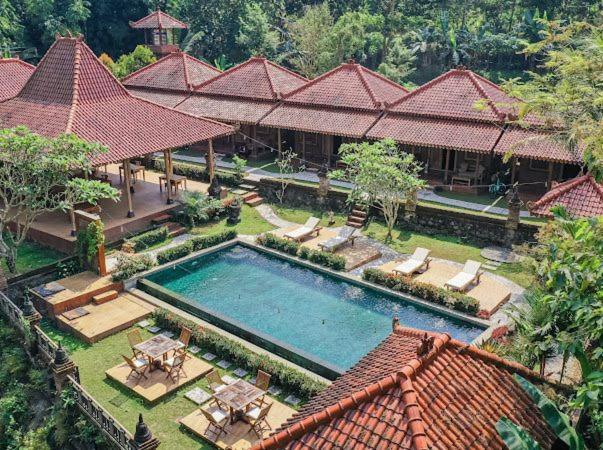 婆罗浮屠河畔鲁玛达尔玛2旅馆的享有带游泳池的房屋的空中景致