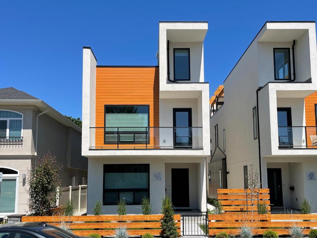 彭蒂克顿*NEW* HAVN HOUSE MODERN RETREAT - STEPS FROM BEACH的公寓大楼拥有橙色屋顶