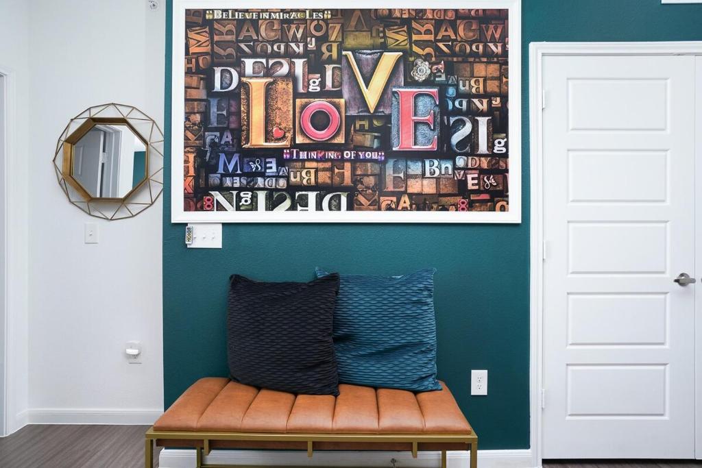 圣安东尼奥Zenful Affirmations Stay-cozy Wfhmins-medical Ctr的一张带两个枕头的长凳和墙上的绘画