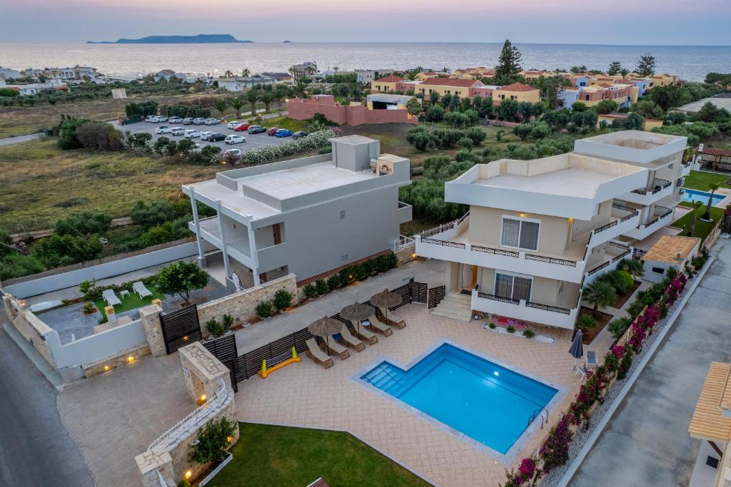 赫索尼索斯Villa Sophia-Elpis的享有带游泳池的房屋的空中景致