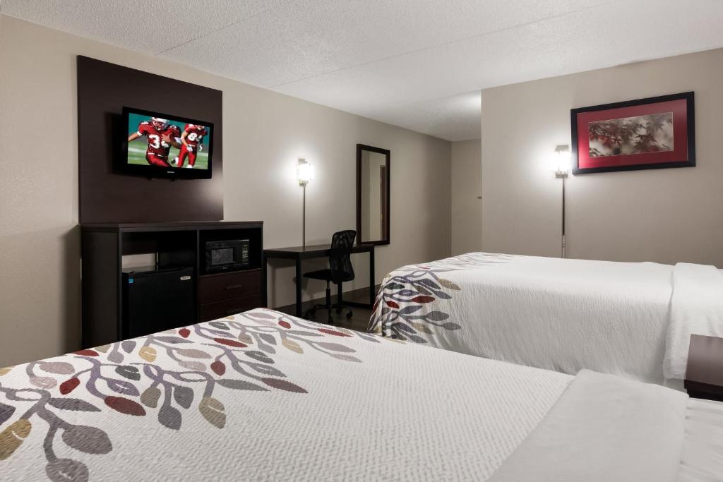 新不列颠哈特福特红屋顶酒店 - 新不列颠的酒店客房设有两张床和一台平面电视。