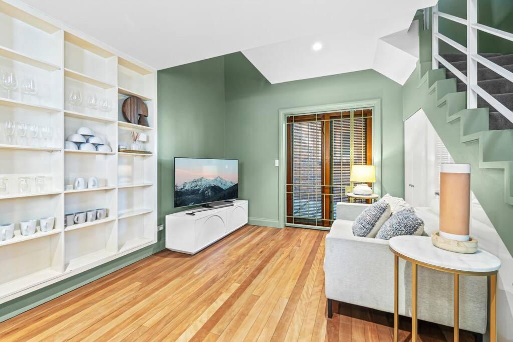 悉尼Old Sydney Comfort Self- Catering的带沙发和电视的客厅