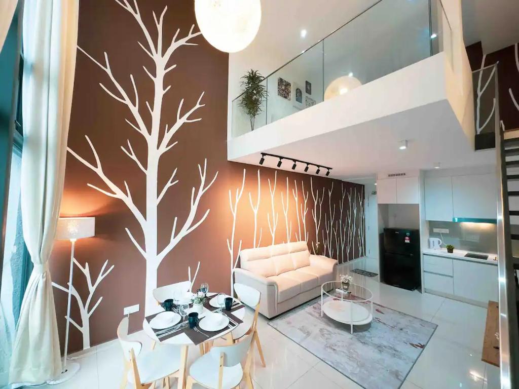 吉隆坡EkoCheras Cozy Suite by GUESTONIC的客厅墙上挂着树壁画