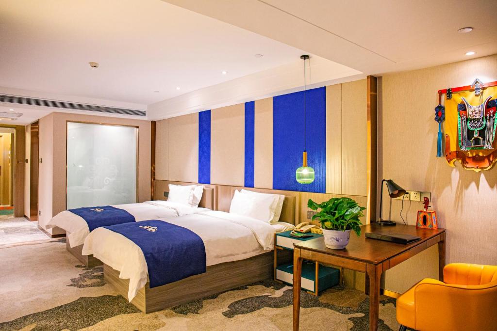 呼和浩特内蒙古维力斯大酒店的酒店客房配有两张床和一张书桌