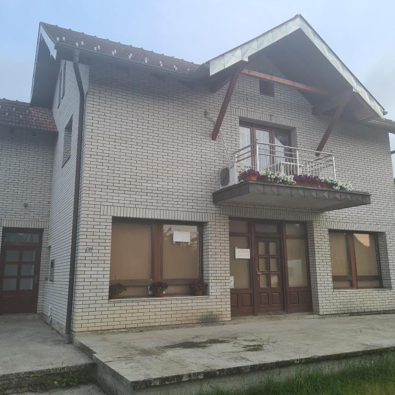 弗尔尼亚奇卡矿泉镇Vila Slavonija 2的带阳台和窗户的砖屋