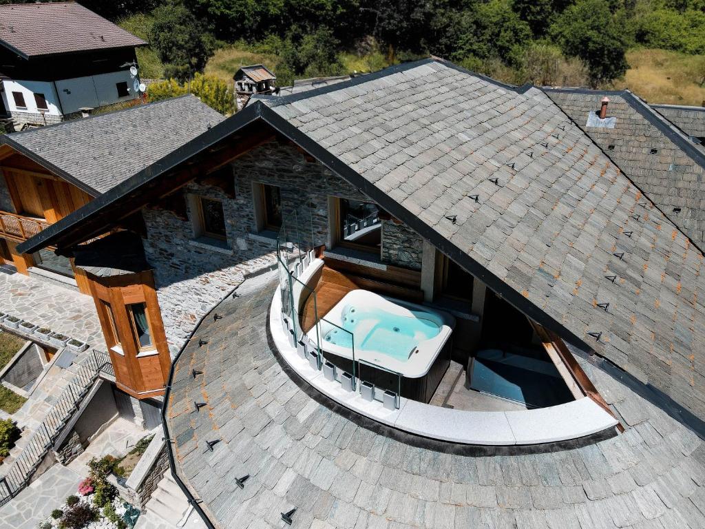 蓬泰迪莱尼奥Grey Castle garnì&suite的享有带游泳池的别墅的顶部景致