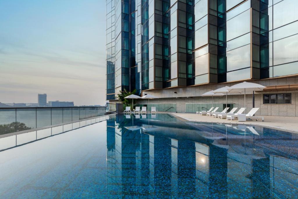 香港香港东涌世茂喜来登酒店的建筑物屋顶上的游泳池