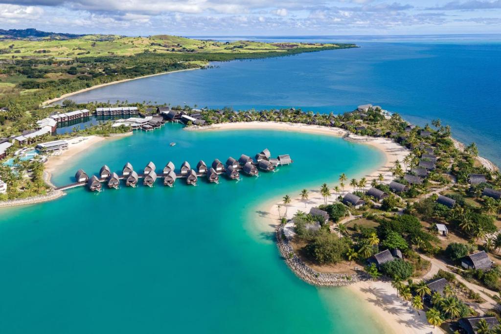 Momi斐济莫米湾万豪度假酒店的享有乌蒂拉岛的空中景致