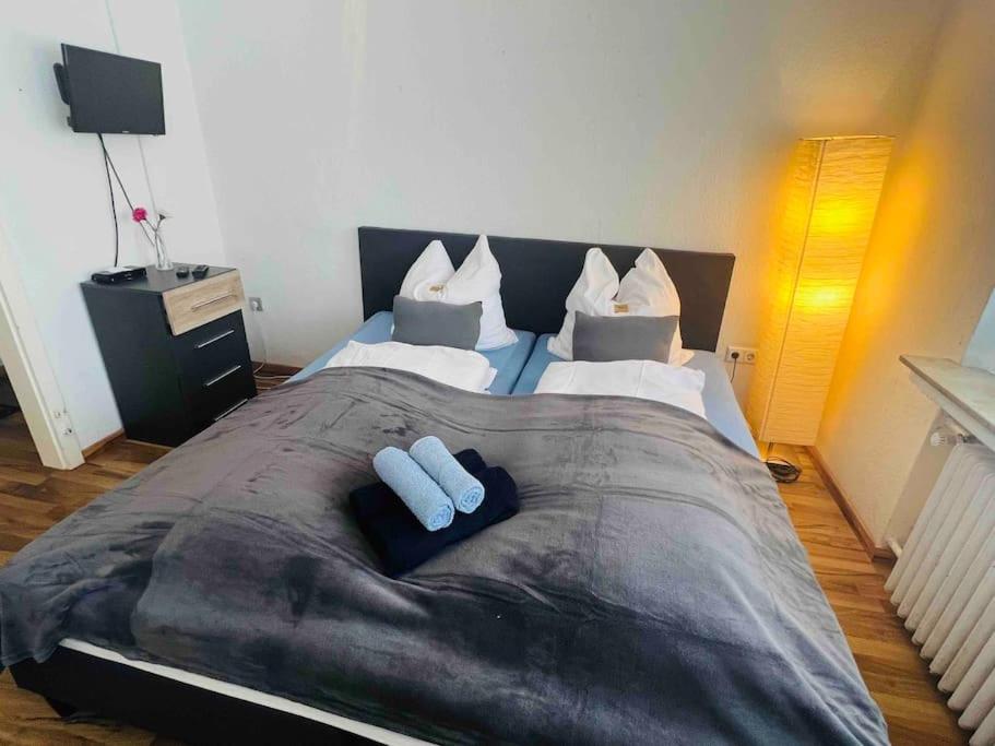 哈根Nordsee Appartement in Hagen的一张大床,上面有两个枕头