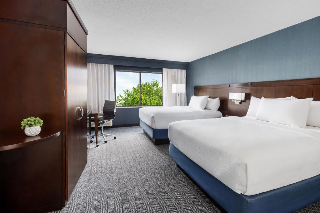 曼切斯特曼切斯特波士顿地区机场万怡酒店的酒店客房配有两张床和一张书桌