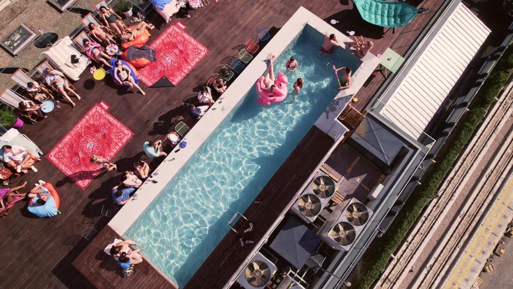 索非亚Hotel Kitchen59的和聚会人员一起欣赏泳池的顶部景色