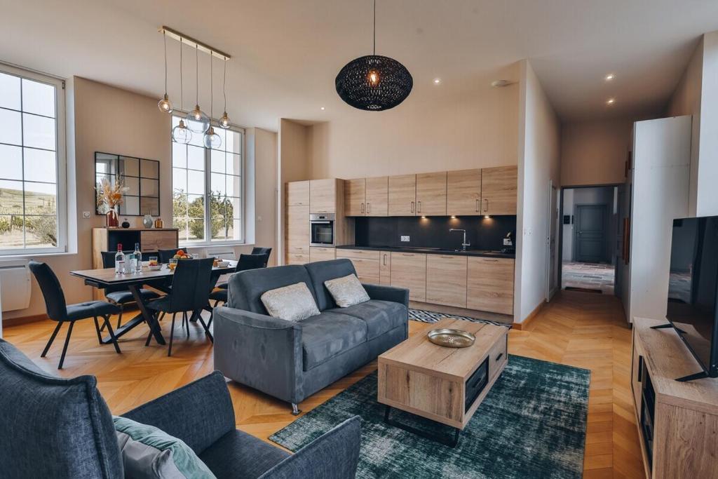 Domaine Grand Piquecaillou - Appartement Bordeaux的客厅配有沙发和桌子