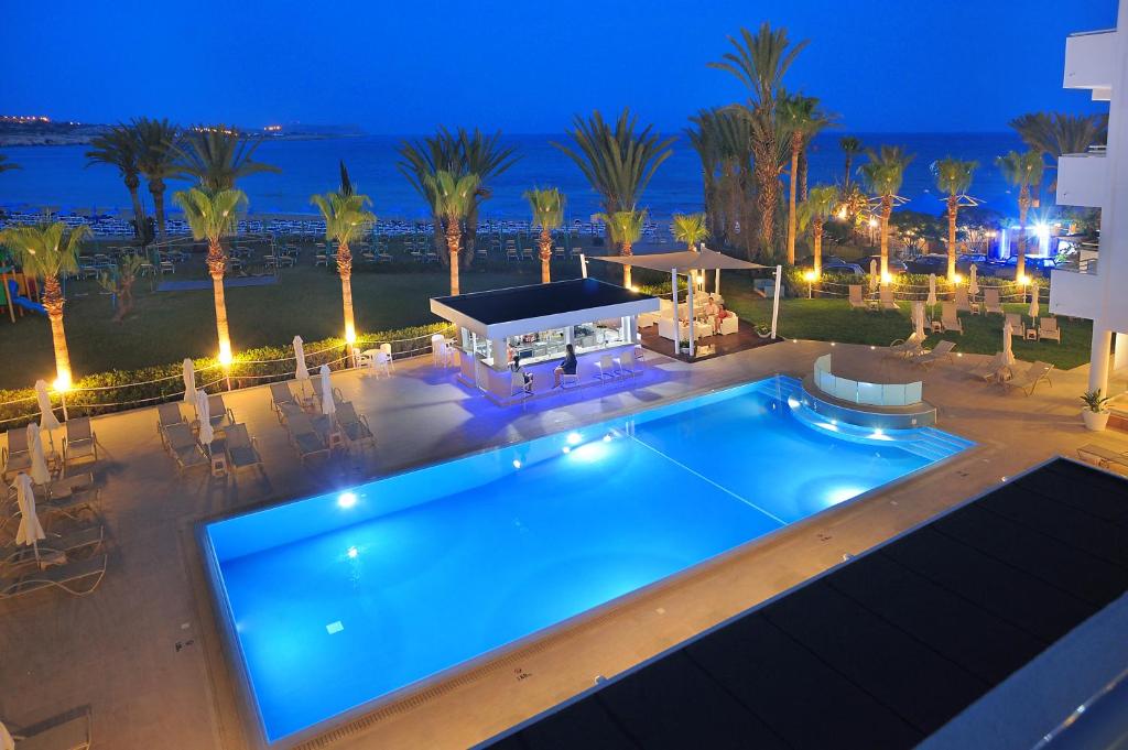 阿依纳帕Okeanos Beach Boutique Hotel的享有游泳池的顶部景色