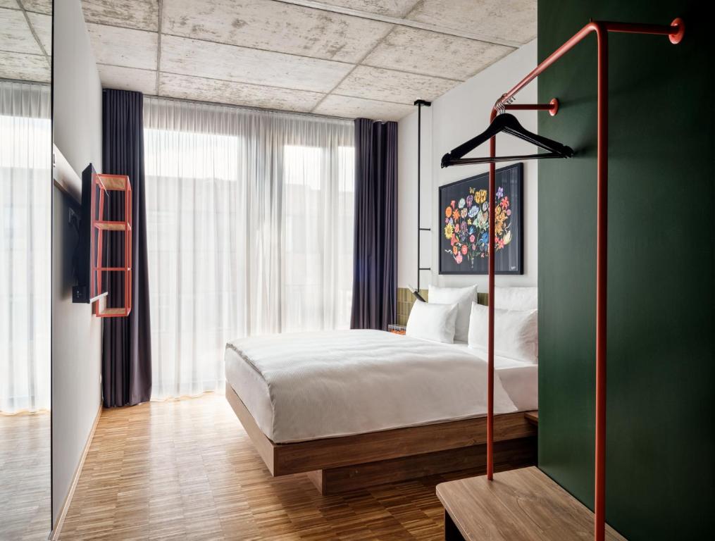 柏林URBAN LOFT Berlin的一间卧室设有一张床和绿色的墙壁