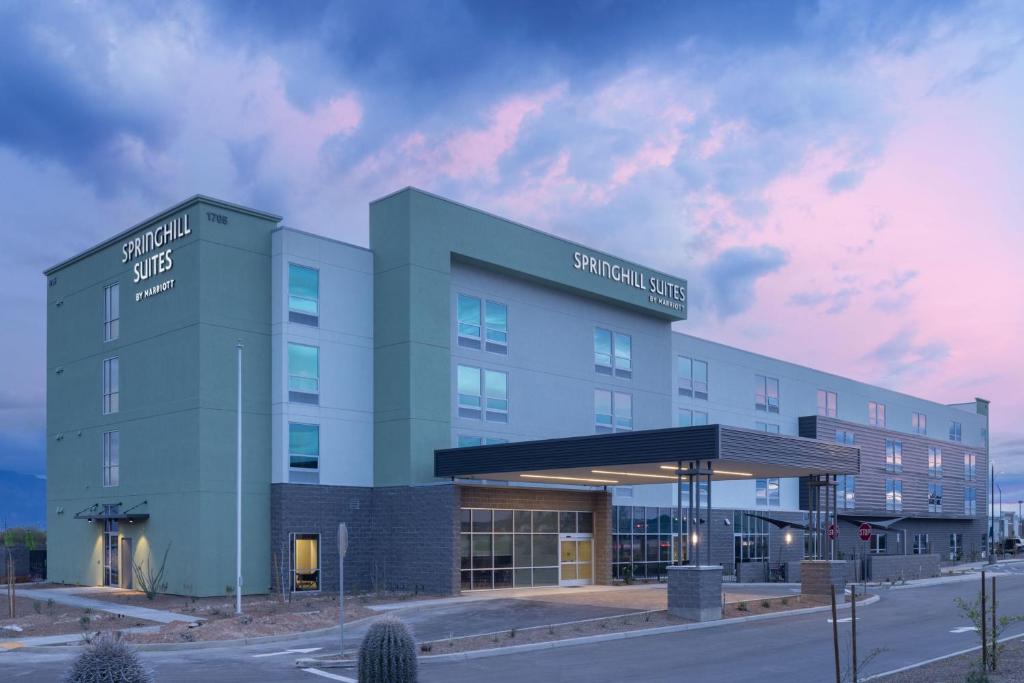 土桑SpringHill Suites by Marriott Tucson at The Bridges的一座大型医院大楼,有一座建筑