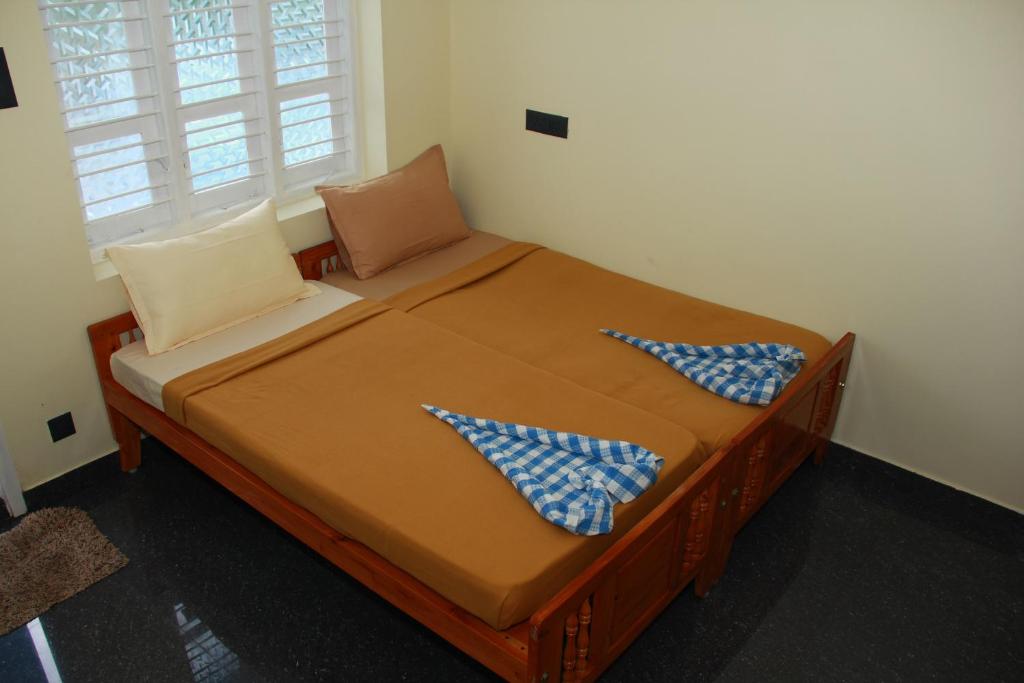 TiruvankodCountryside inn的一张床上有两个枕头的房间