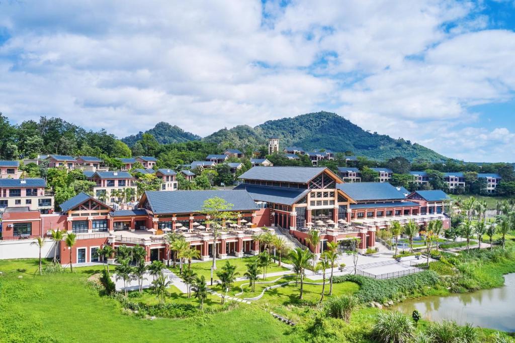 琼中海南琼中福朋喜来登酒店的享有度假胜地的空中景致,以山脉为背景