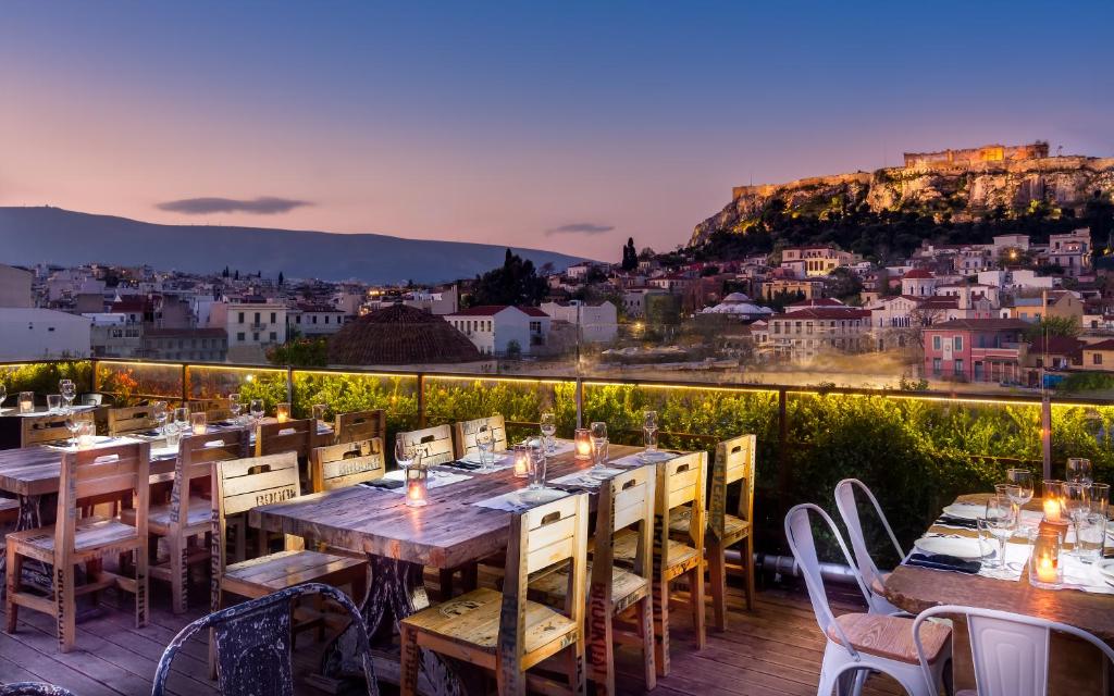 雅典360度酒店的晚上享有城市美景的餐厅
