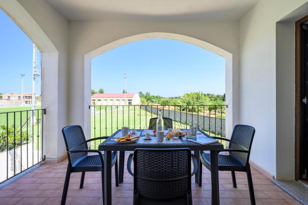 洛特佐拉伊6 - Meraviglioso appartamento con terrazza - Sa Crai Apartments Sardinian Experience的美景阳台配有桌椅