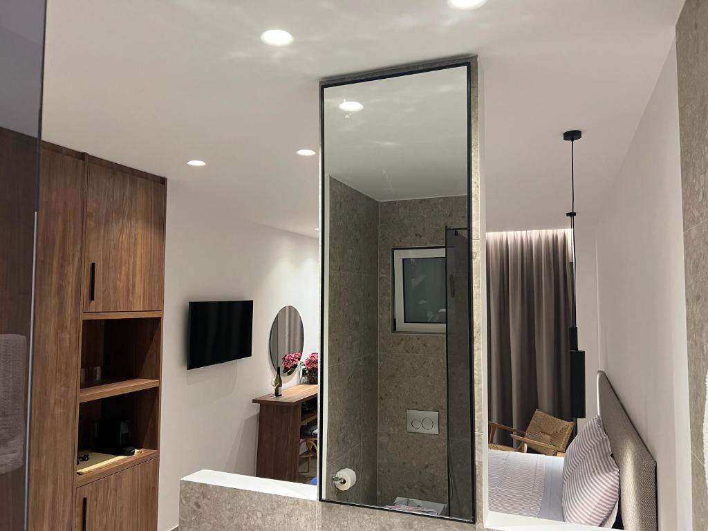 阿凡杜Johannes Boutique Apartments & Suites的一间带镜子和淋浴的浴室