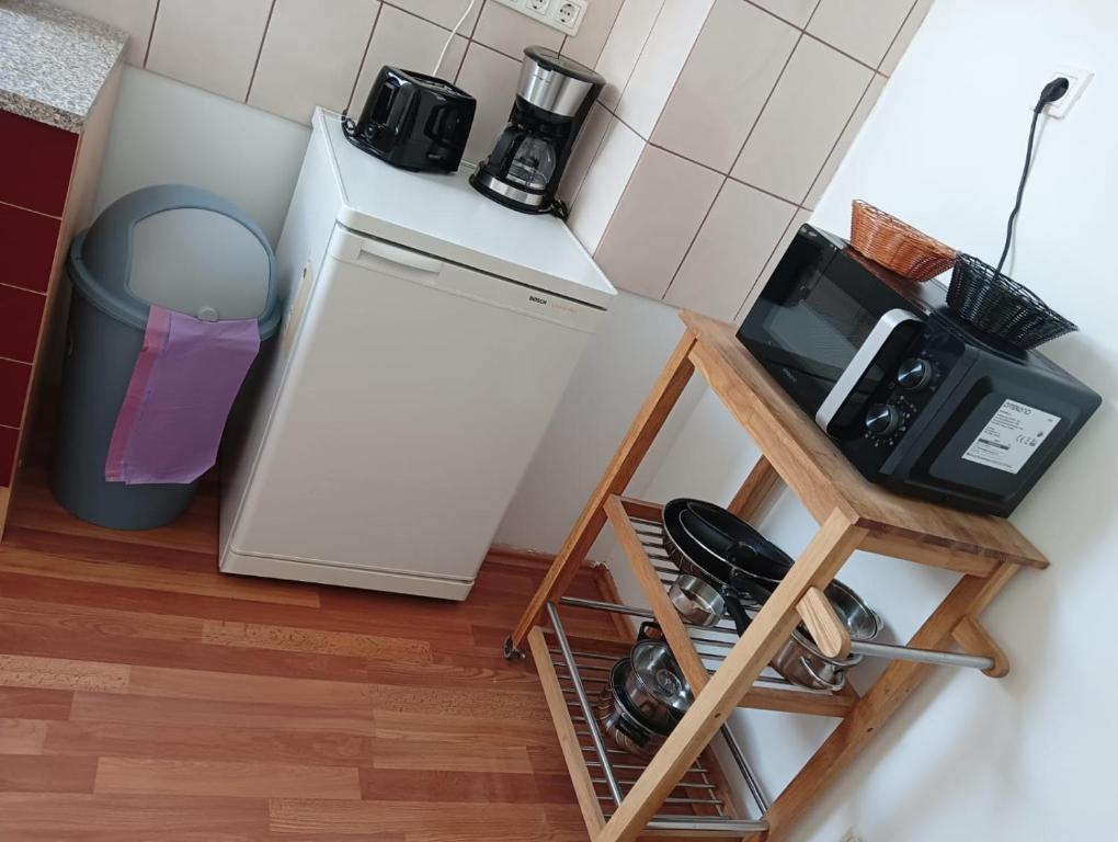 韦尔道Stella s Monteurswohnungen的小厨房配有冰箱和微波炉。