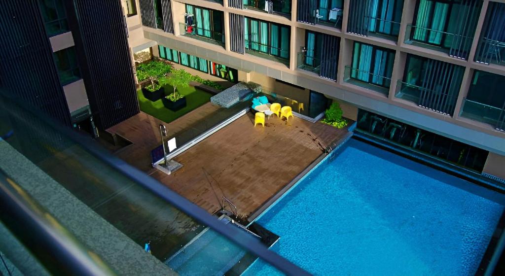 哥打京那巴鲁D'CASA Riverson at Kota Kinabalu的大楼游泳池的顶部景色