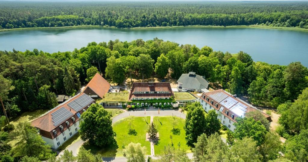 滕普林杜勒西-是弗黑德酒店的享有湖景建筑的空中景致