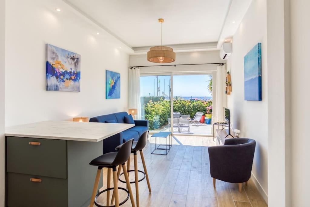 尼斯#43 Design Studio Terrace AC Wifi Sea View 1min Beach的厨房配有蓝色的椅子和带桌子的柜台。