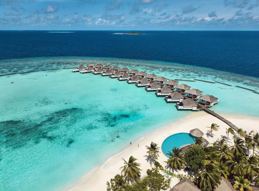 丹格迪Nova Maldives的海滩上的度假村的空中景观