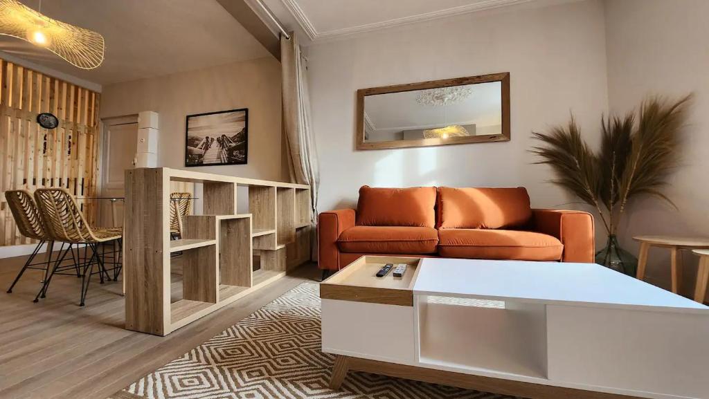 里摩日Les appartements de Louis的客厅配有沙发和桌子