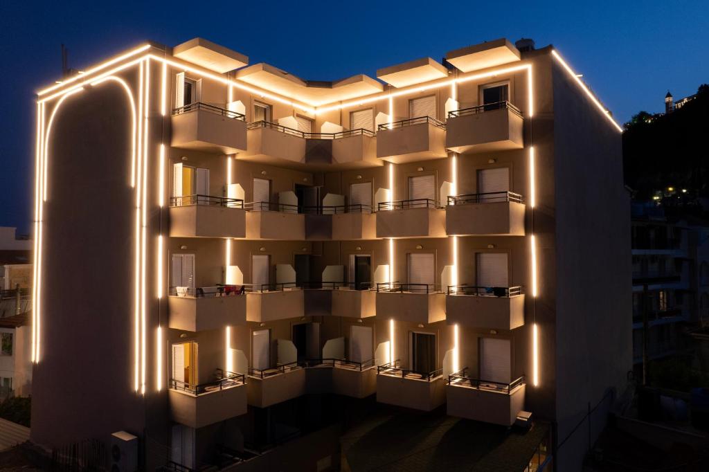 扎金索斯镇帕拉提诺酒店的一座晚上有灯的建筑