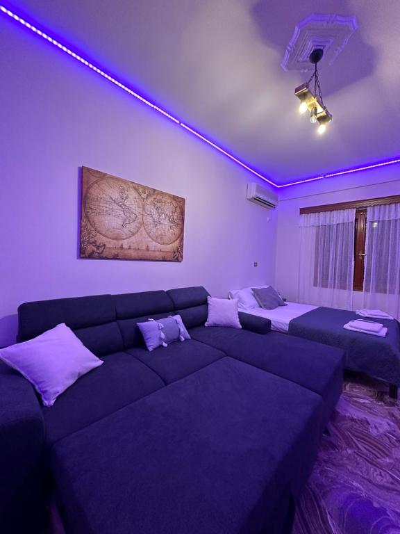 萨拉米斯Salamis Luxury Escape的客厅配有带紫色照明的沙发