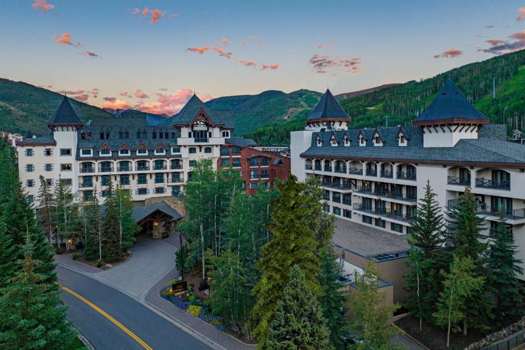 范尔The Hythe, a Luxury Collection Resort, Vail的享有酒店背景的山景