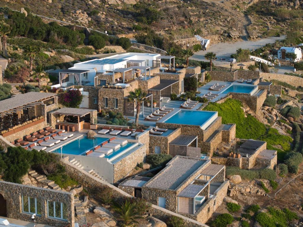 超级天堂海滩Nimbus My Aktis的享有豪宅的空中景致,设有2个游泳池