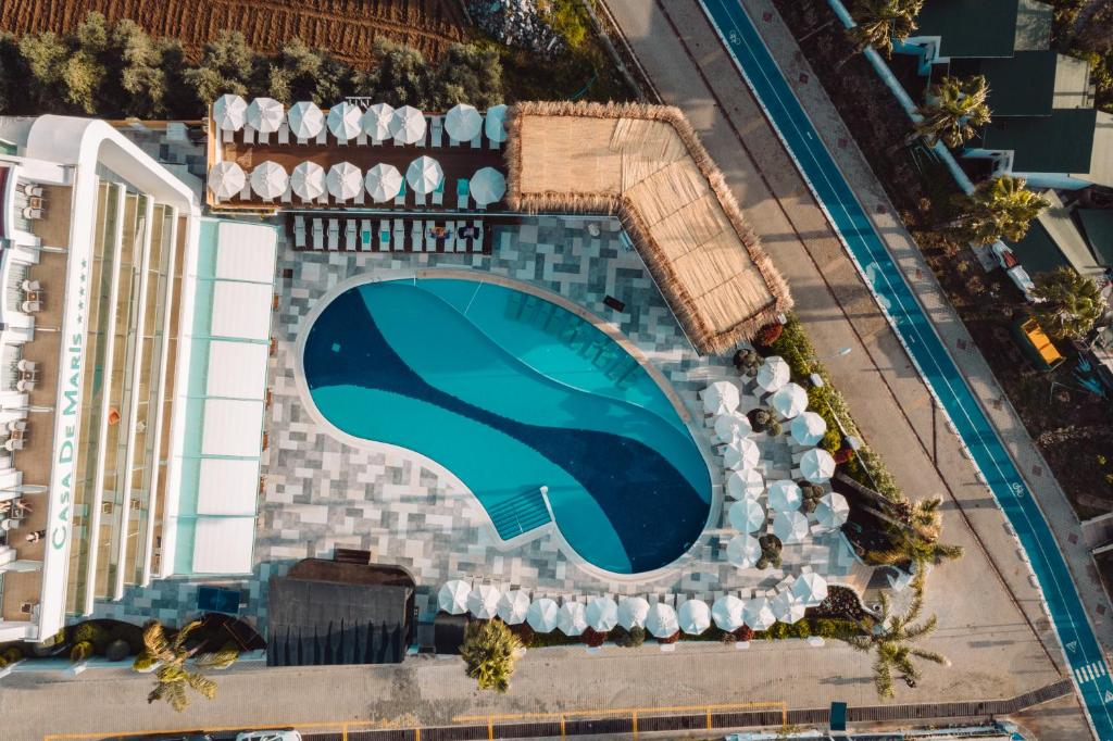 马尔马里斯Casa De Maris Spa & Resort Hotel Adult Only 16 Plus的享有度假村游泳池的顶部景致