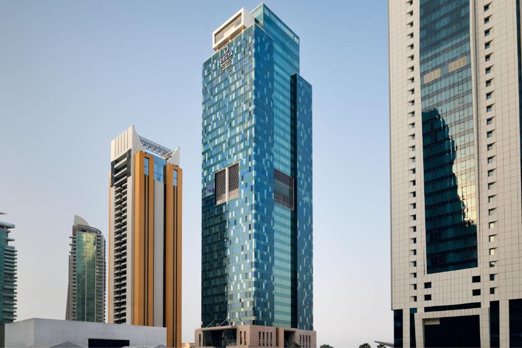 多哈Delta Hotels by Marriott City Center Doha的城市中一群高大的建筑