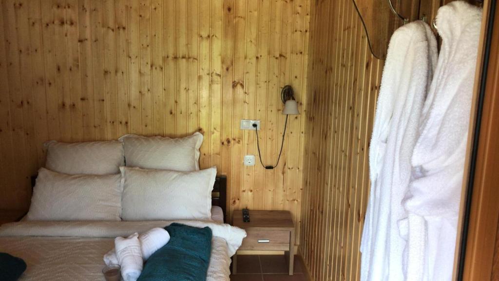 舒加塔格盐矿镇Casa OLD BRICK的一间卧室设有一张床和木墙