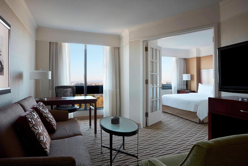 赫恩登华盛顿杜勒斯万豪套房酒店的酒店客房设有床和客厅。