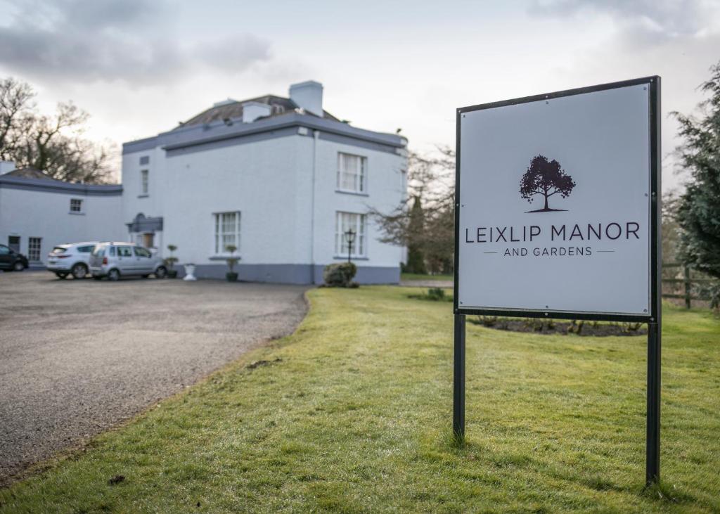 莱克斯利普Leixlip Manor Hotel的房屋前的标志