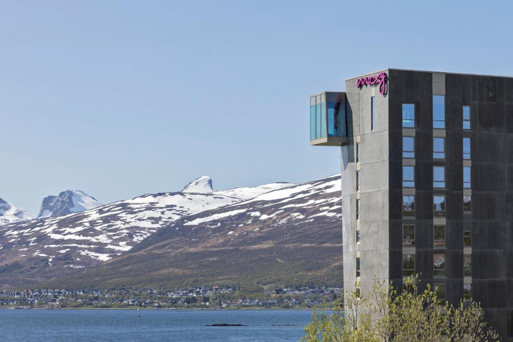 特罗姆瑟Moxy Tromso的山前的建筑,上面有涂鸦
