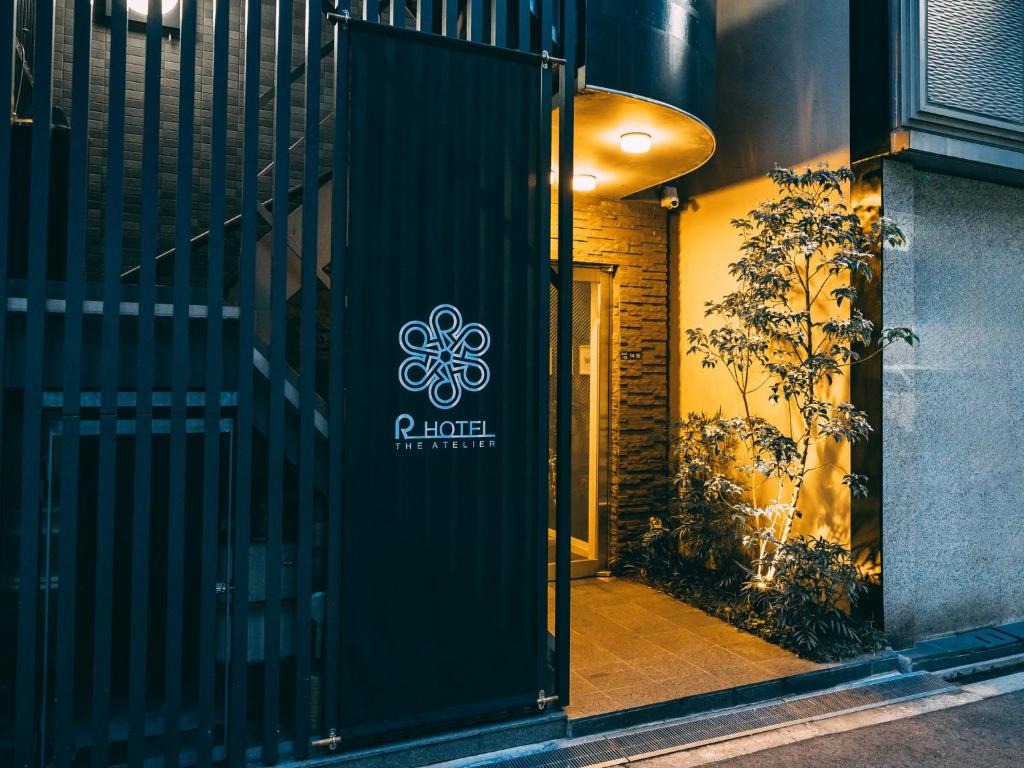 大阪R Hotel-The Atelier Shinsaibashi East的建筑物的门,上面有标志