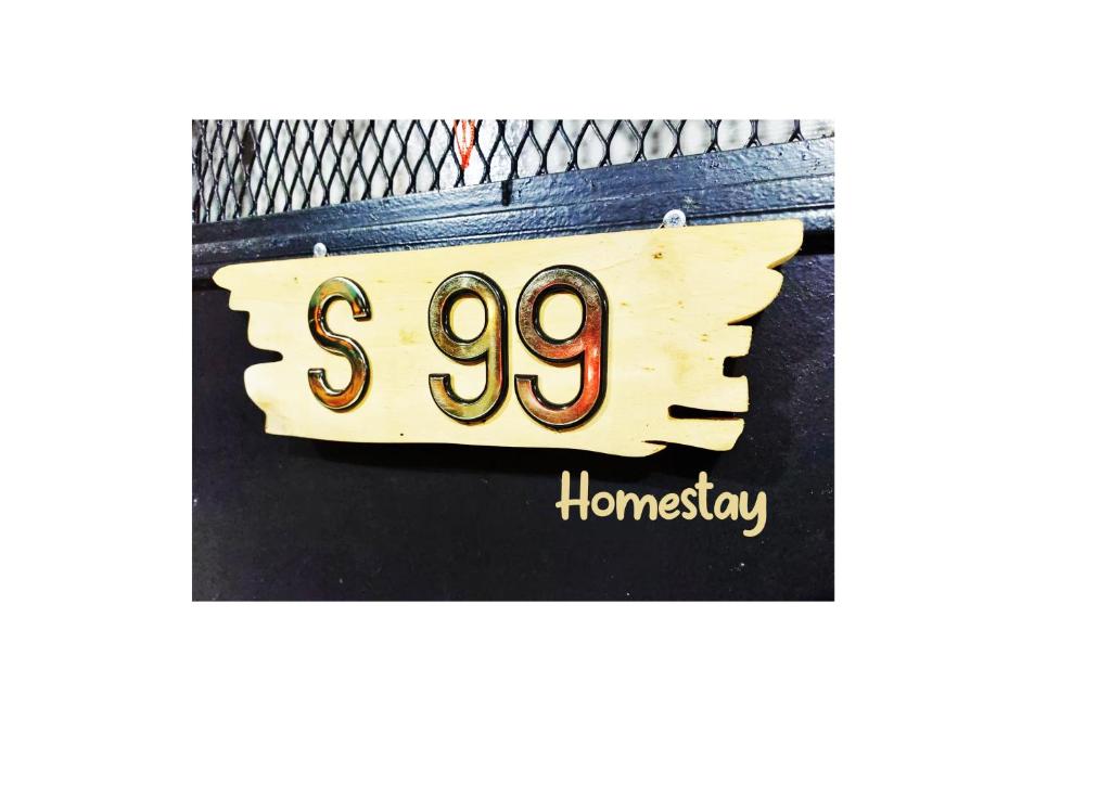 古达S99 HOMESTAY KUDAT的钱包上一个房子号码的贴近
