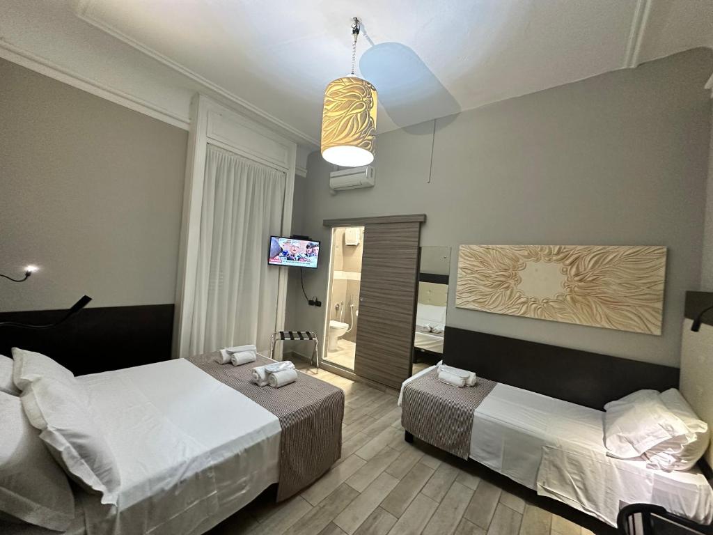 米兰博伽特酒店的酒店客房设有两张床和电视。