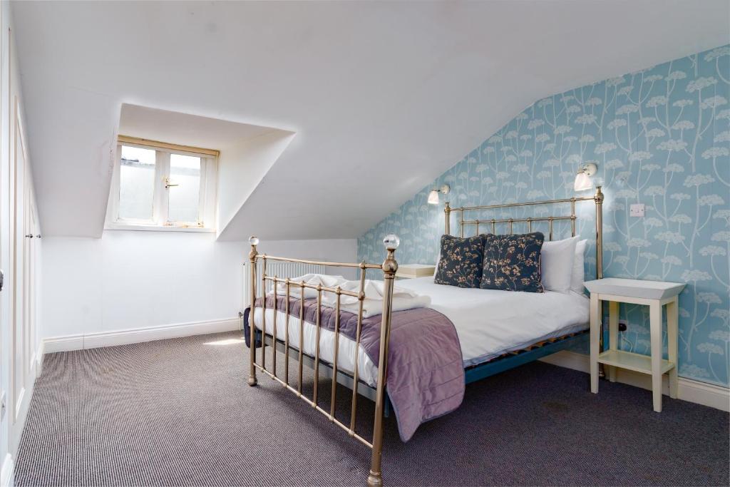 伦敦Bower House的一间卧室设有一张床和蓝色的墙壁