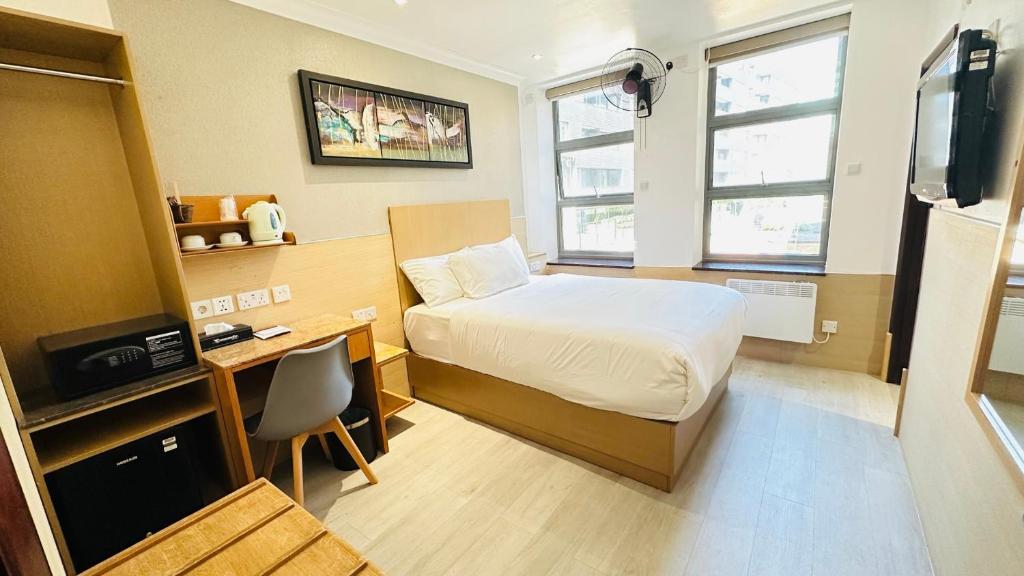 伦敦欧游者快捷酒店（大象&城堡）的一间卧室配有一张床和一张书桌及电视