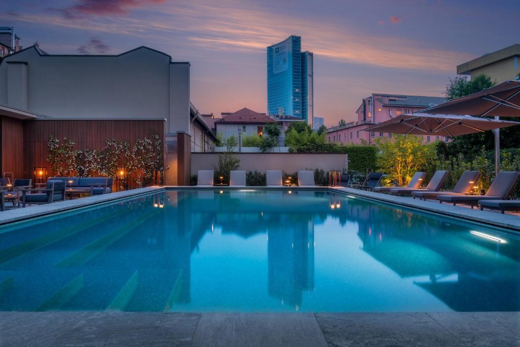 米兰米兰皇冠广场酒店的一座城市天际线的游泳池