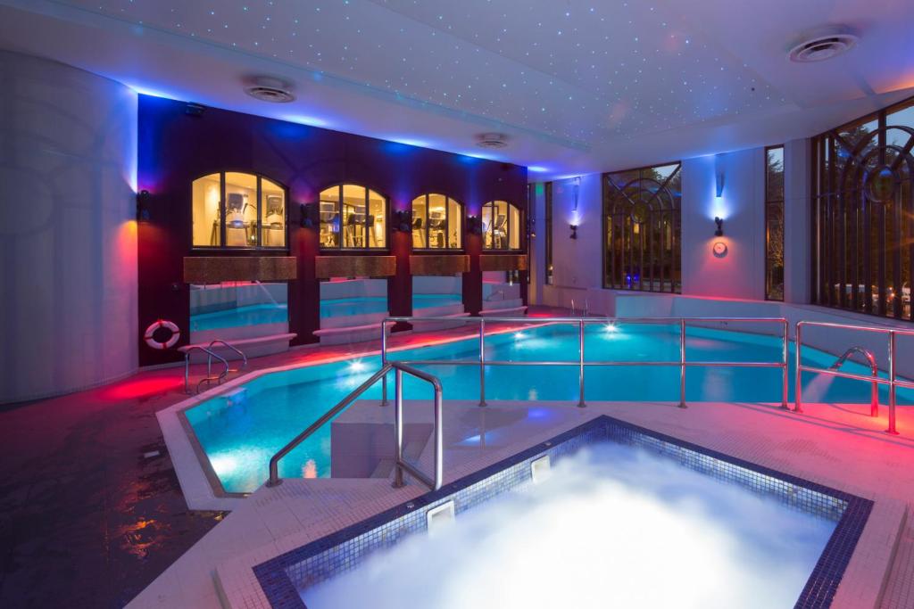 比肯斯菲尔德凯恩贝尔豪斯酒店的一座设有浴缸的建筑中的游泳池